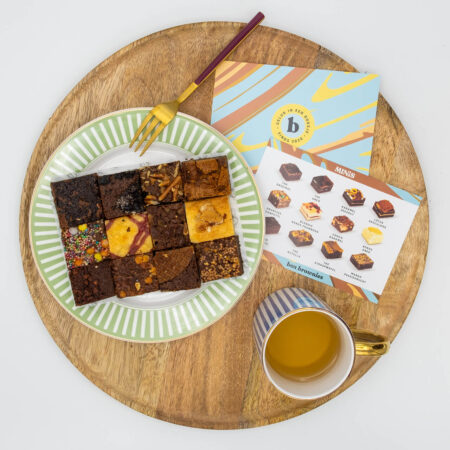 Box Brownies minis op bord op dienblad