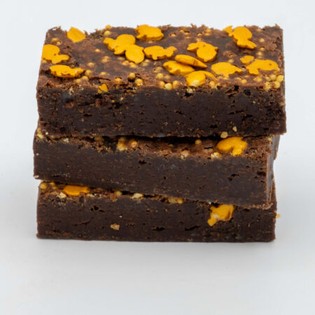 Brownie met knapperige paashaas en kleine gouden sprinkels