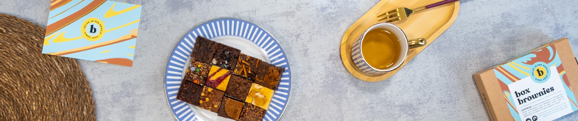 Box Brownies header thee, kaartje en bordje met brownies