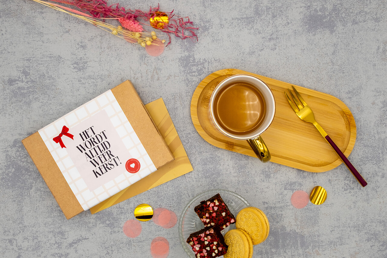 Zakelijke Box Brownies custom wikkel op tafel met kopje thee