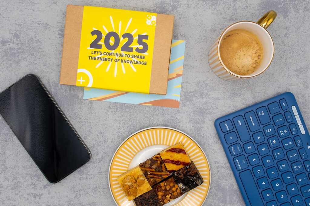 Zakelijke Box Brownies bestelling op tafel met toetsenbord en telefoon